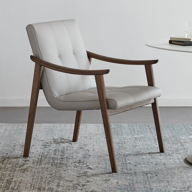 Noordse stijl massief hout faux lederen arm eetstoel in bruin voor thuis