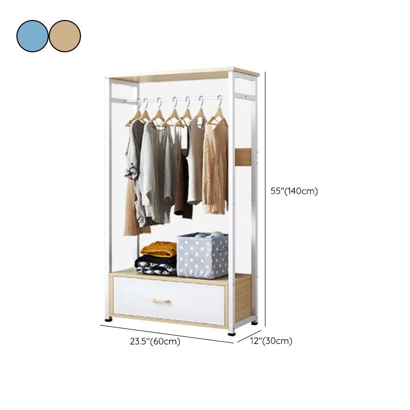 Rack de manteaux en bois blanc.