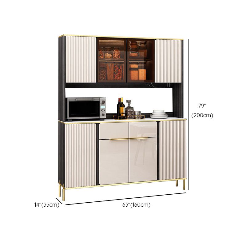 Scheda di vetro in pietra in pietra in stile glam con armadi e cassetti