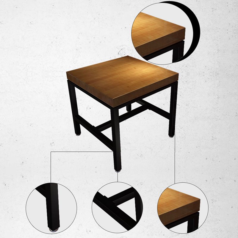 Table de bois en pin industriel pour table à manger au restaurant avec base de chevalet en noir