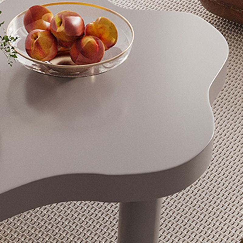 Table basse simple en bois massif, table basse à 3 pieds de forme libre