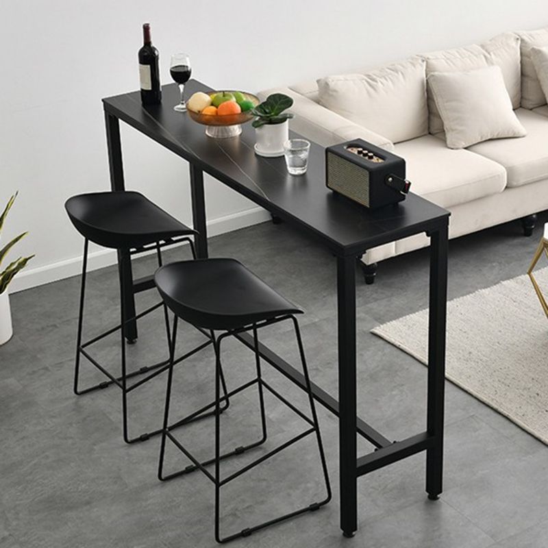 Moderne stenen bistro-bartafel met rechthoekig metalen onderstel