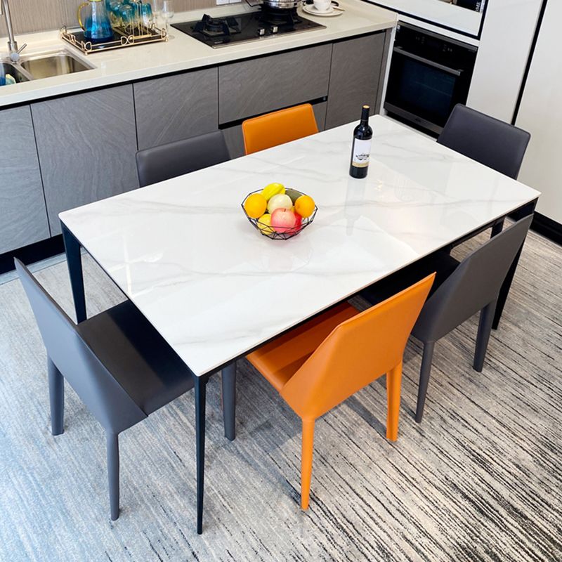 Tavolo da pranzo rettangolare moderno in pietra bianca con 4 gambe in metallo nero