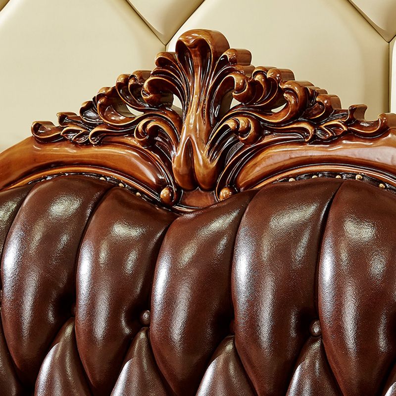 Sofá de brazo acampanado con asiento dividido tradicional con mechones adornados con almohadas en marrón