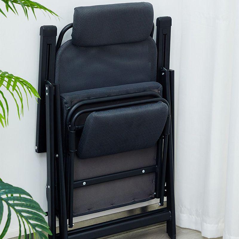 Moderne en eigentijdse standaardrecliner in stalen basis met hoofdsteun