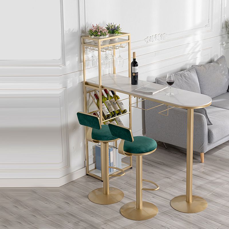 Soggiorno altezza pub altezza tavolo da pranzo in pietra e tavolo da bistrot metallico con portaoggetti