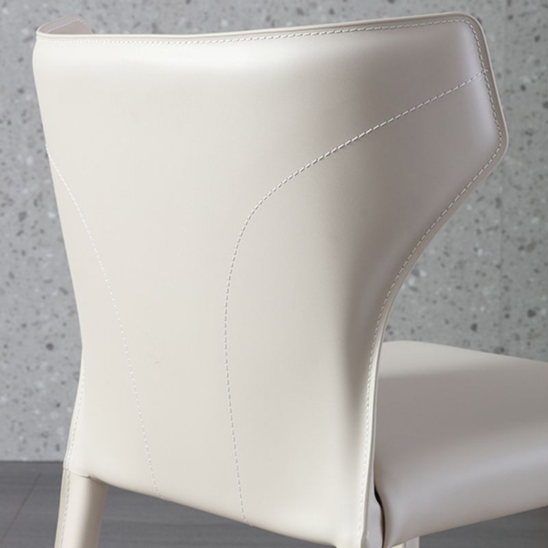 現代的なサイドチェアソリッドバックフェイクレザーダイニングルーム屋内の椅子