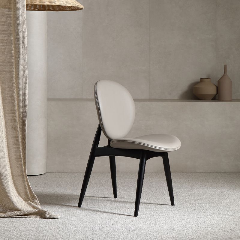 Sedia laterale in legno massiccio contemporaneo imbottito.