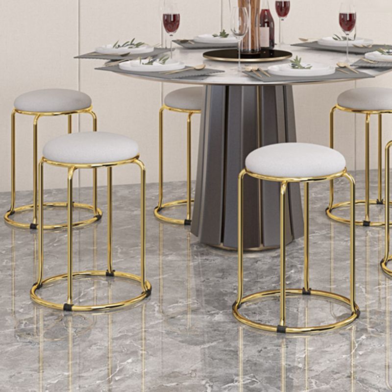 現代のプーフオットマンファブリック布張り金属フレームラウンドオットマン