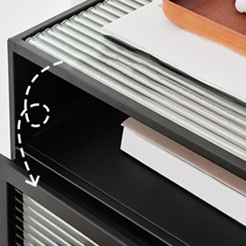 Mesa de noche de madera y vidrio.