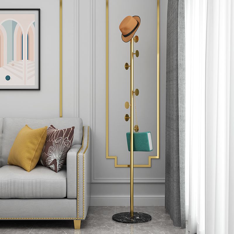 Hermosos ganchos de colgra de abrigo estante de abrigo de metal de pie con fondo de mármol