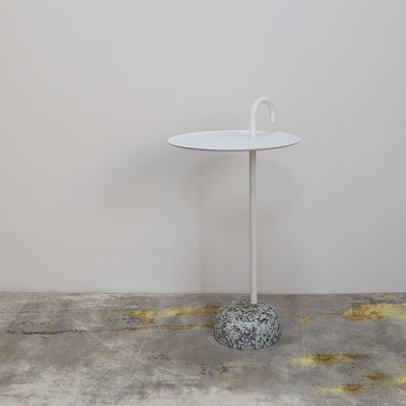 中世紀のメタルラウンドトップサイドテーブル27 "高さの台座エンドテーブル