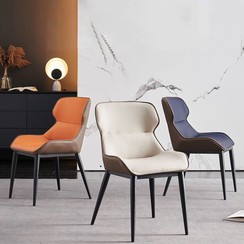 インダストリアルスタイルのウィングバックサイドチェアフェイクレザーダイニングチェア