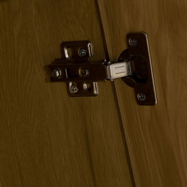 Eigentijdse boekenkast gesloten terug verticaal gemanipuleerde houten plank boekenkast met deuren