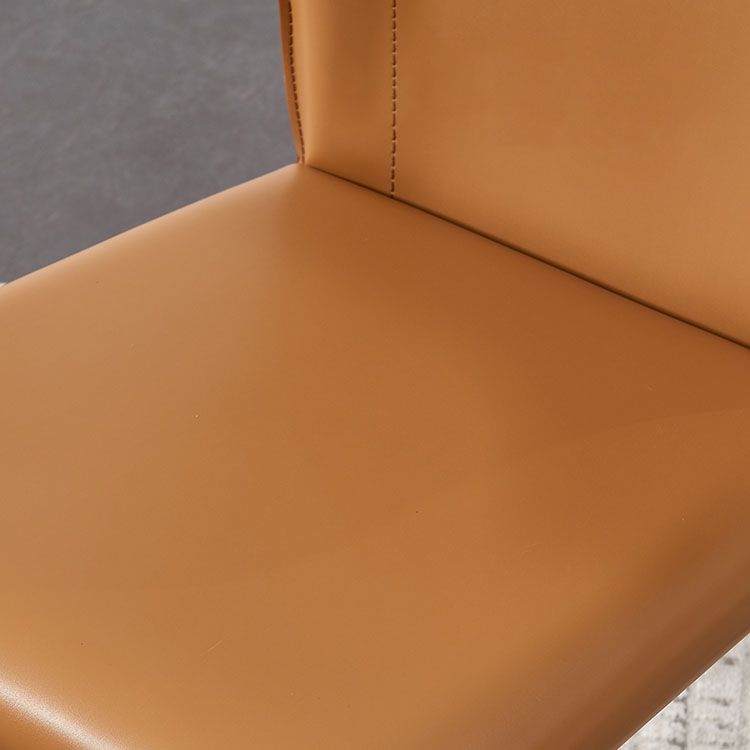 Zeitgenössischer Leder -Essstuhl Wingback -Seitenmöbel im matten Finish für Zuhause