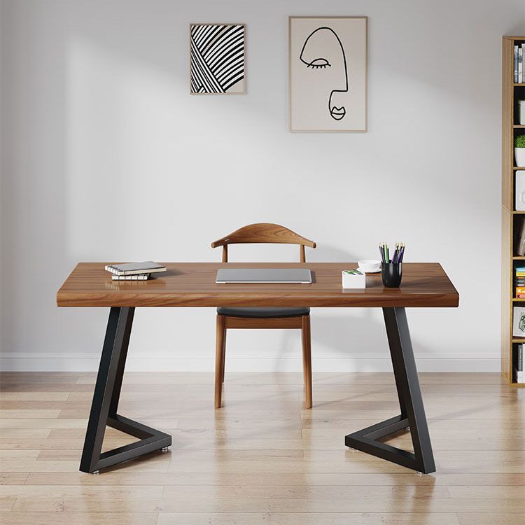 産業スタイルのライティングデスクホーム用の金属ベース付きソリッドウッドオフィスデスク