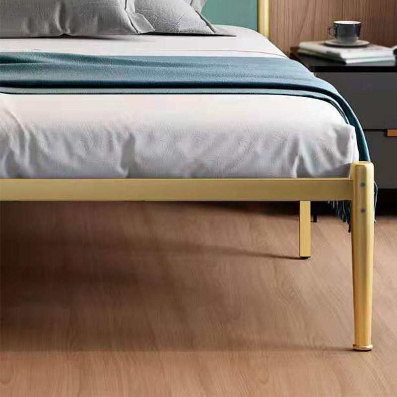 Lit Glam Golden Frame avec pattes en métal et tête de lit rembourrée