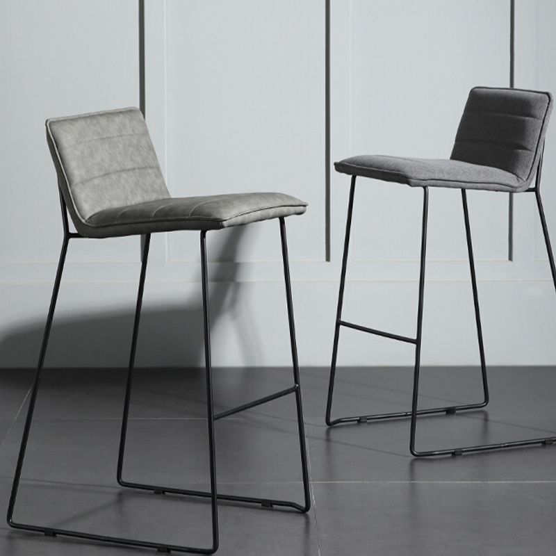 Sgabelli da bar sul retro imbottito senza braccio contemporaneo con base metallica