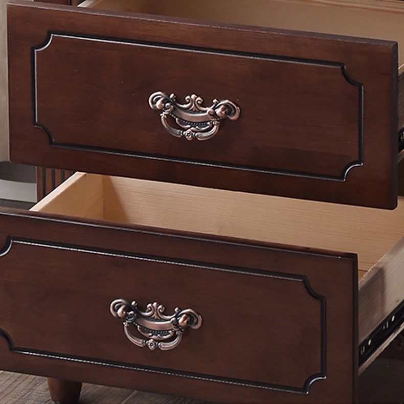 Comodini contemporanei a un comodino da tavolo in legno massiccio con cassetti