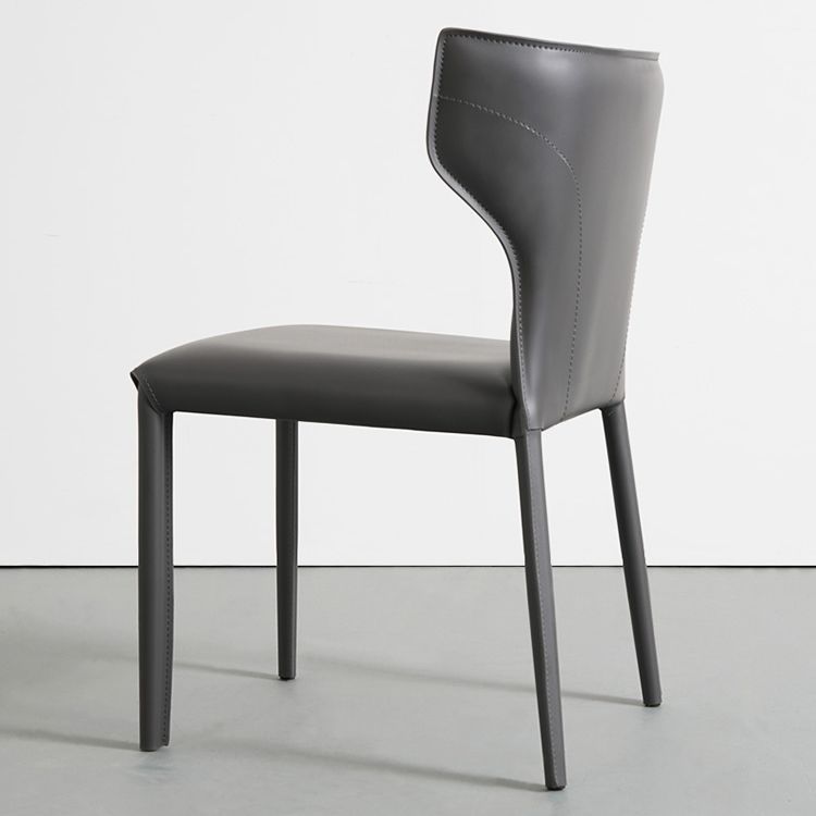 Silla de comedor de cuero y metal sin brazo de forma sintética contemporánea