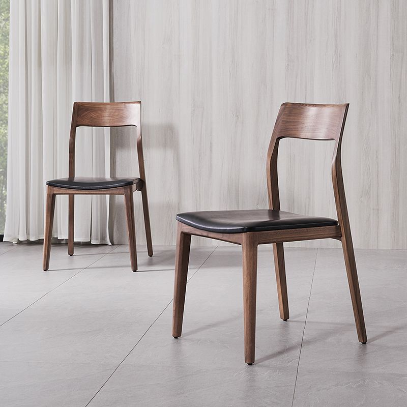 Eigentijdse binnenwalnoot massief hout open achterkant eetstoel