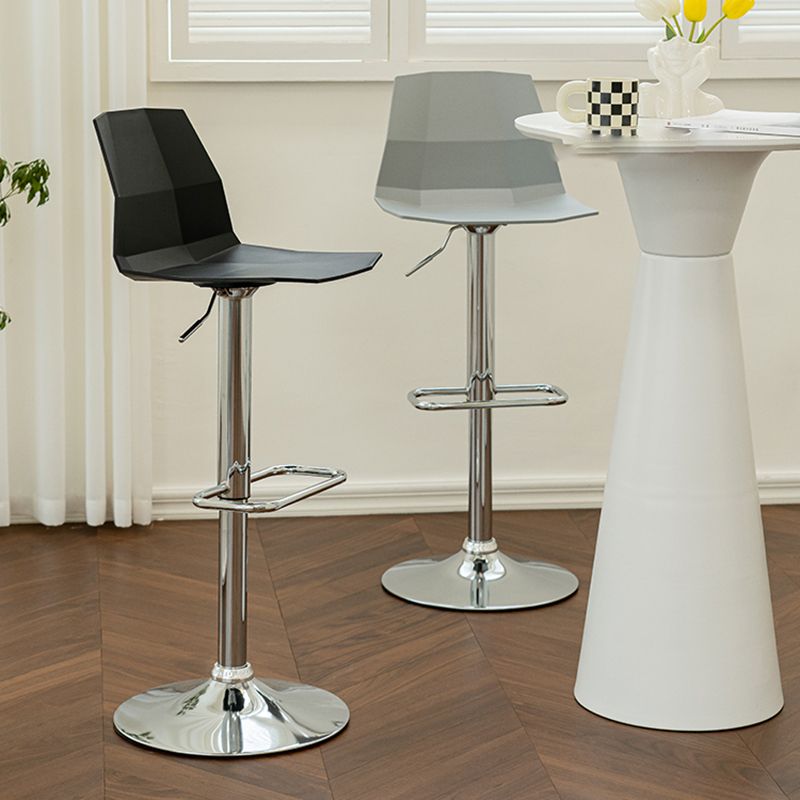 Taburete de bar ajustable de plástico estilo moderno con patas de metal