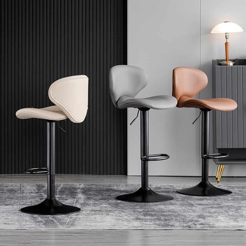 Draaibare verstelbare hoogte Bar Stool Industrial Faux lederen barkruk met voetsteun