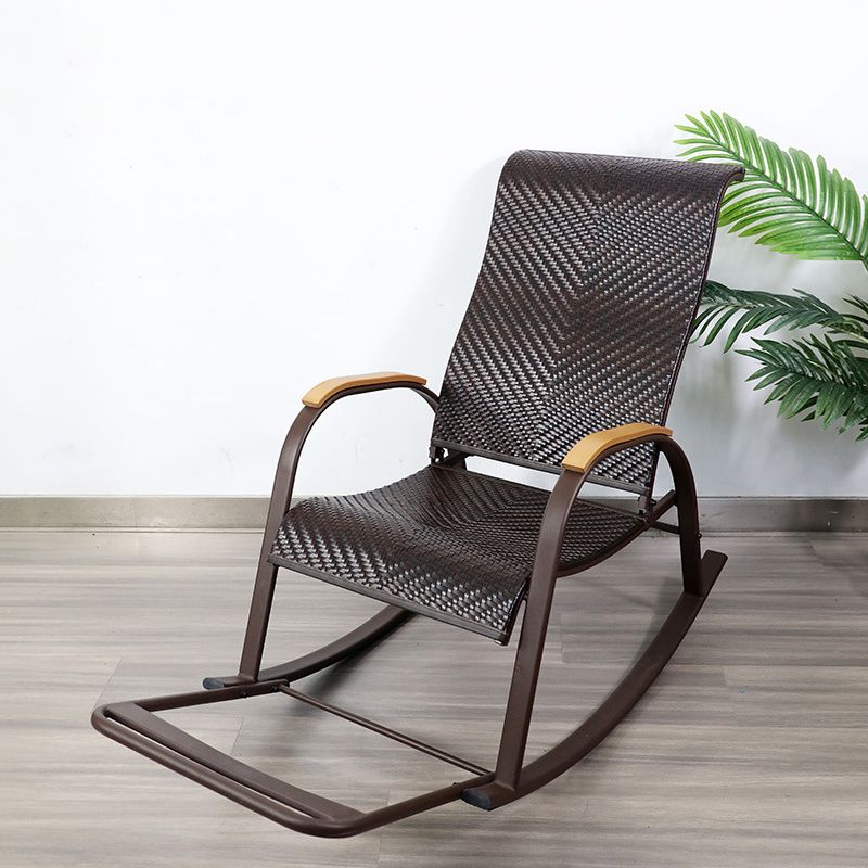 Chaise à bascule moderne du rotin moderne chaise à bascule intérieure