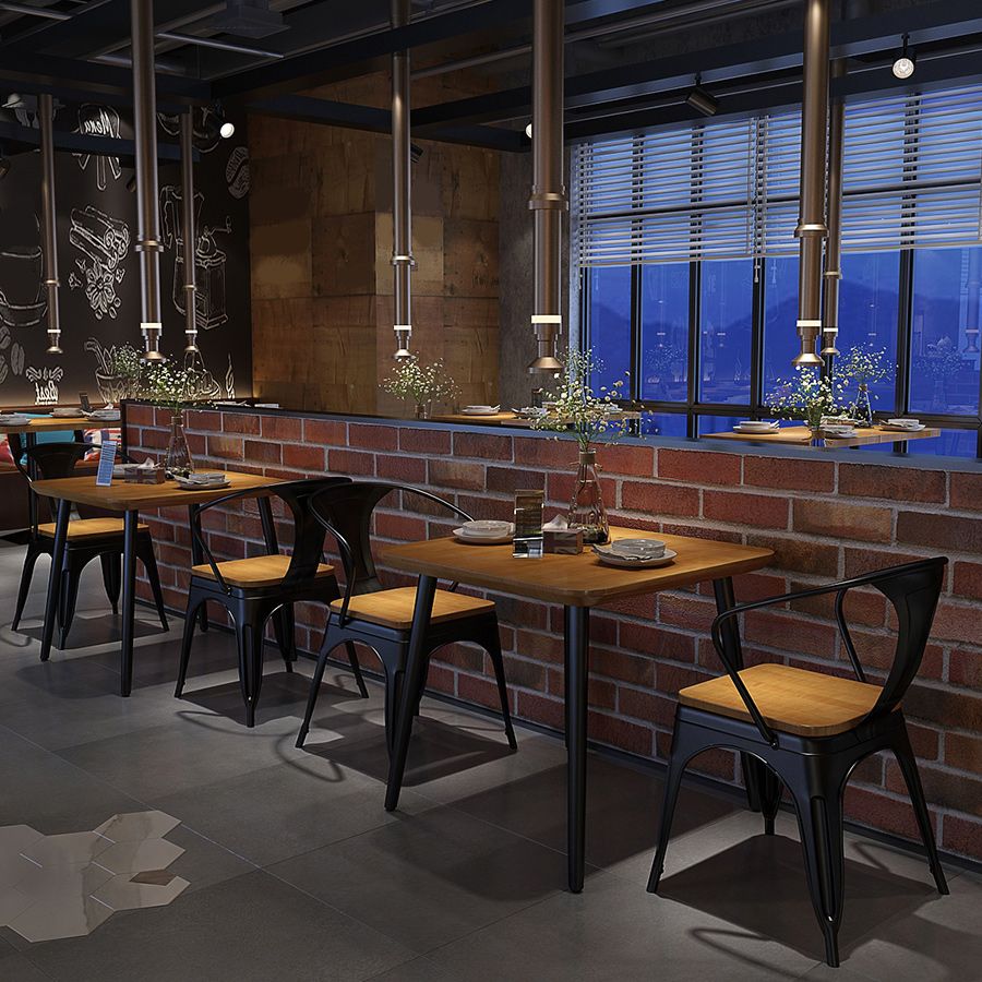 Tavolo da pranzo in legno massiccio per un tavolo industriale di ristorazione con 4 gambe