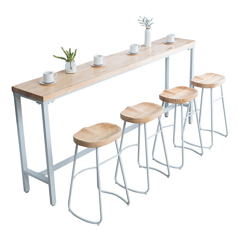 Brauner Bartisch aus massivem Holz, weiße Beine und Metallsockel