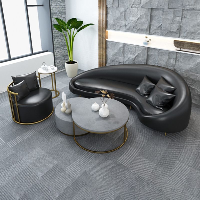 Moderne faux leer gebogen bank met hellende armen voor woonkamer