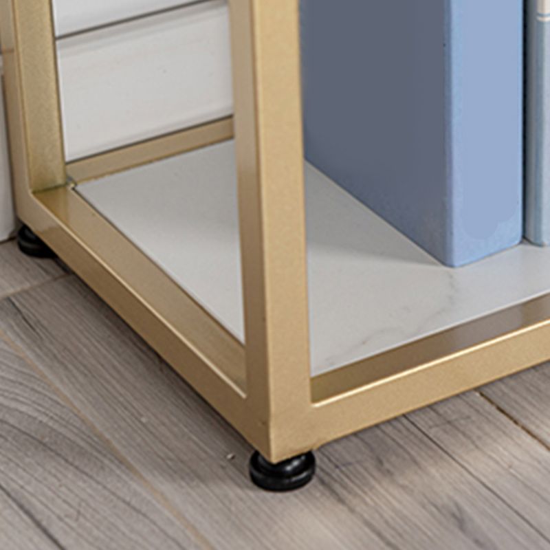 Soggiorno altezza pub altezza tavolo da pranzo in pietra e tavolo da bistrot metallico con portaoggetti