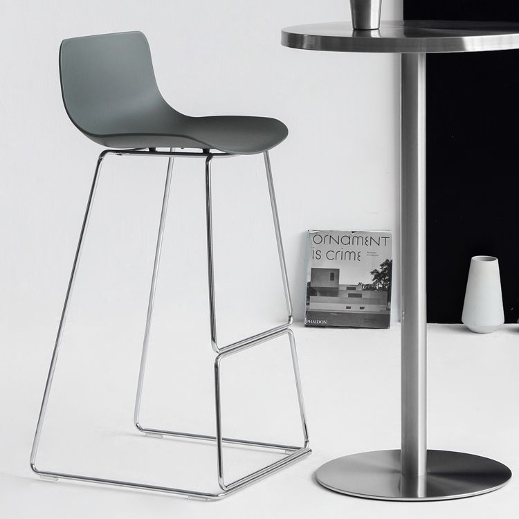 Tabouret de bar de style contemporain tabouret de comptoir en plastique avec des jambes en métal pour la maison
