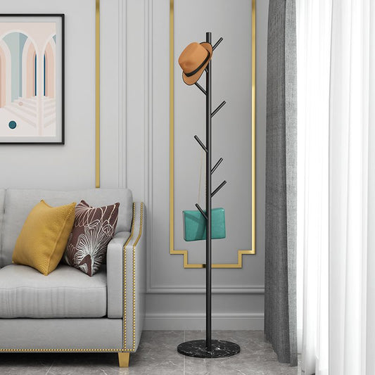 Hermosos ganchos de colgra de abrigo estante de abrigo de metal de pie con fondo de mármol