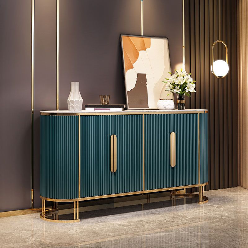 Server top di pietra a buffet in stile glam con porta per la cucina