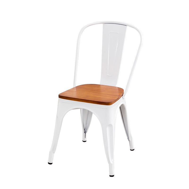 スラットバックアームチェアメタルベースのある現代のダイニングチェア