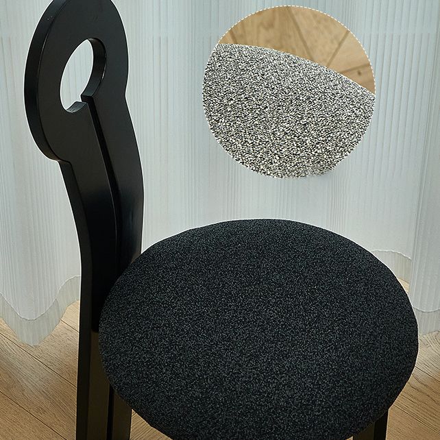 Modern gestoffeerd huis vaste houten lat achter armloze eetkamerstoel