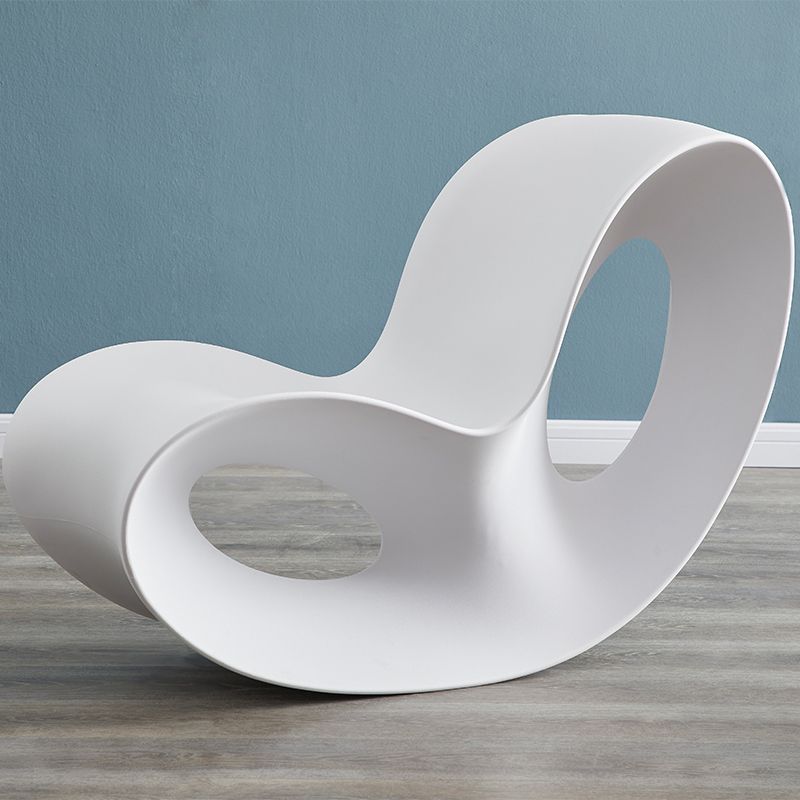 Chaise à bascule à bascule contemporain en plastique et chaise de culbuteur en acrylique