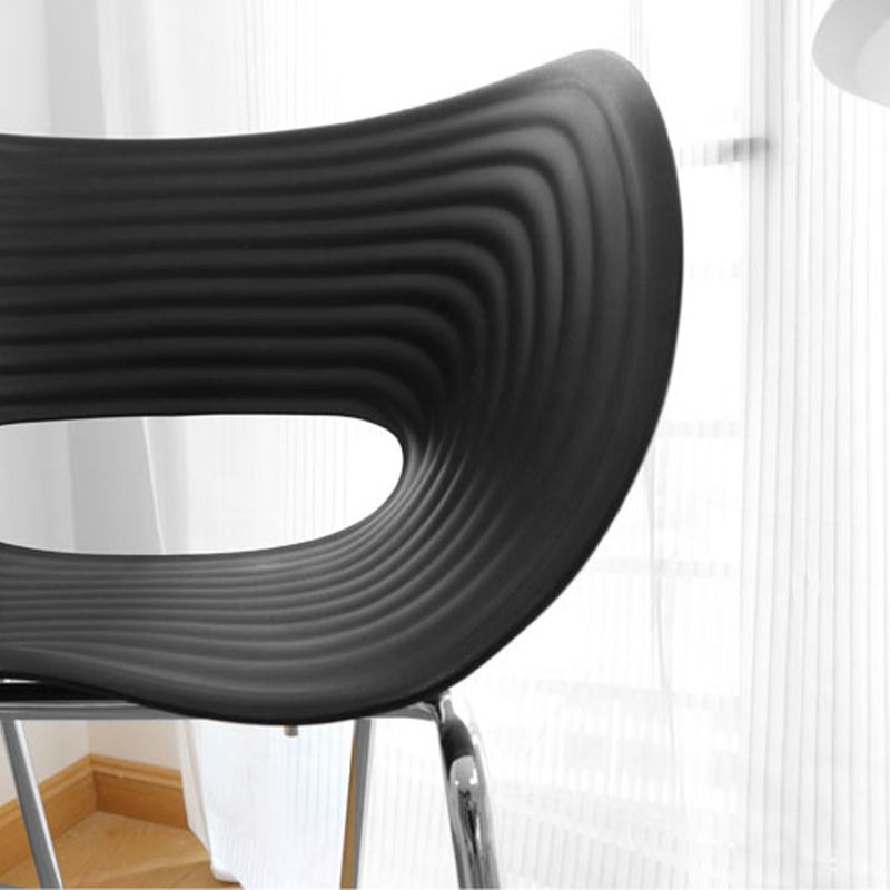 Eigentijdse plastic arm eetstoel in matte afwerking voor thuis