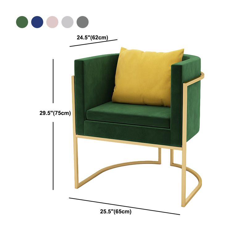 Canapé à dossier moderne avec base dorée et dossier serré pour le salon
