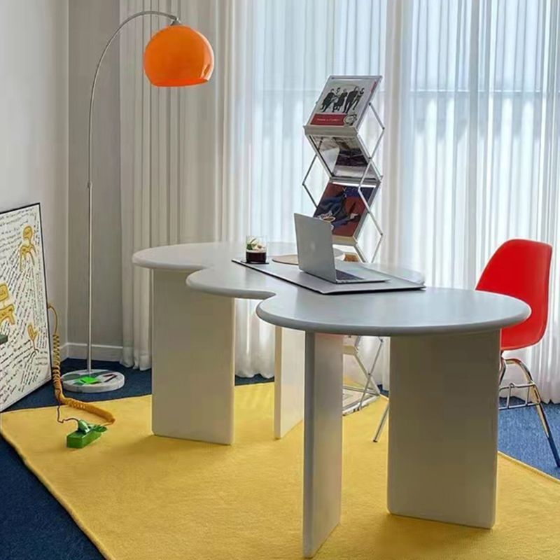 オフィス用の不規則な形の木製オフィスデスクホワイト/ブラック/イエローライティングデスク