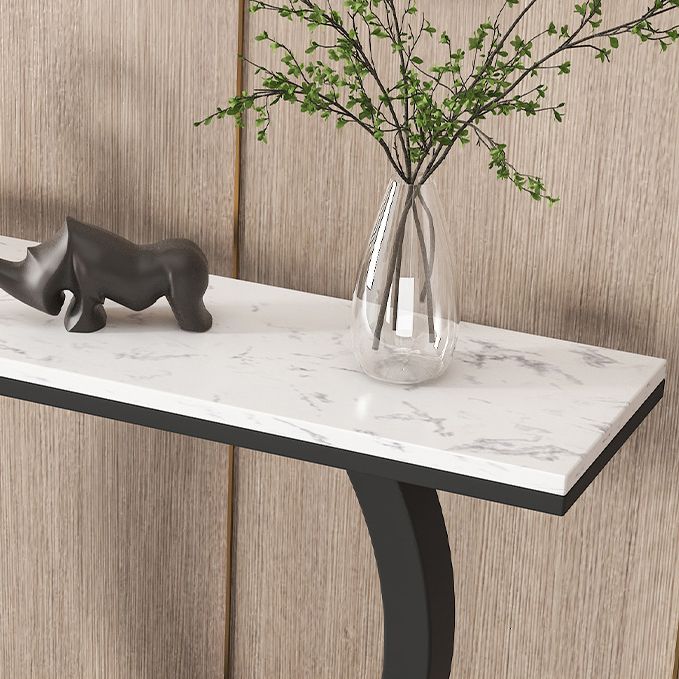 Akzenttisch im Glam -Stil mit Sockelbasis und Marmorrechteck oben