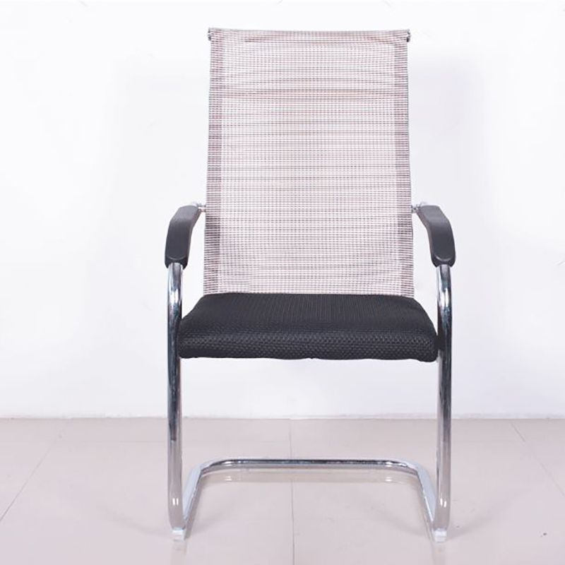 Silla moderna de escritorio de acero negro con silla de oficina en el hogar y en la parte posterior en casa