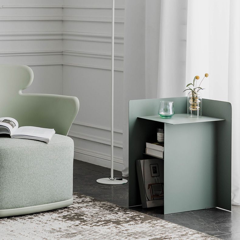 Table de bout abstraite de métal table de coin du milieu du siècle avec étagère