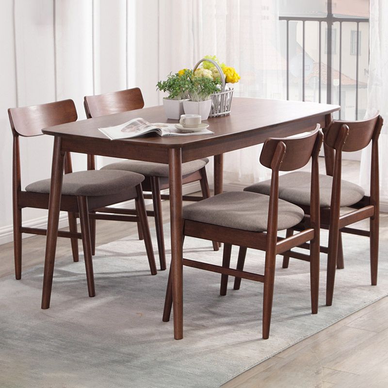 モダンな茶色の家具セット5 PCS長方形のソリッドウッドダイナーテーブルダイニングチェア