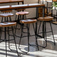 Moderner Pub-Tisch in Barhöhe mit Massivholzplatte für die Terrasse