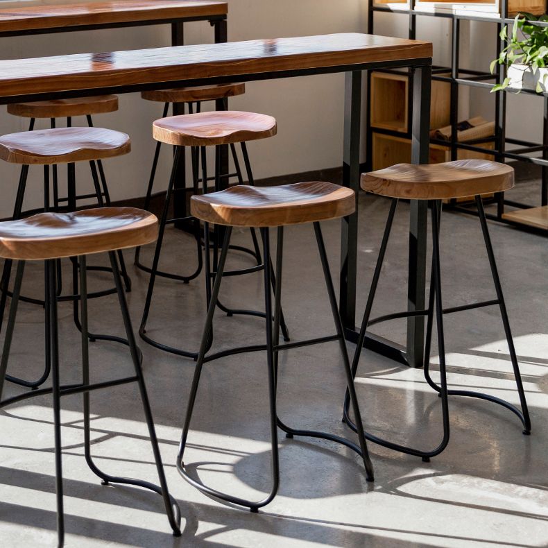 Moderner Pub-Tisch in Barhöhe mit Massivholzplatte für die Terrasse