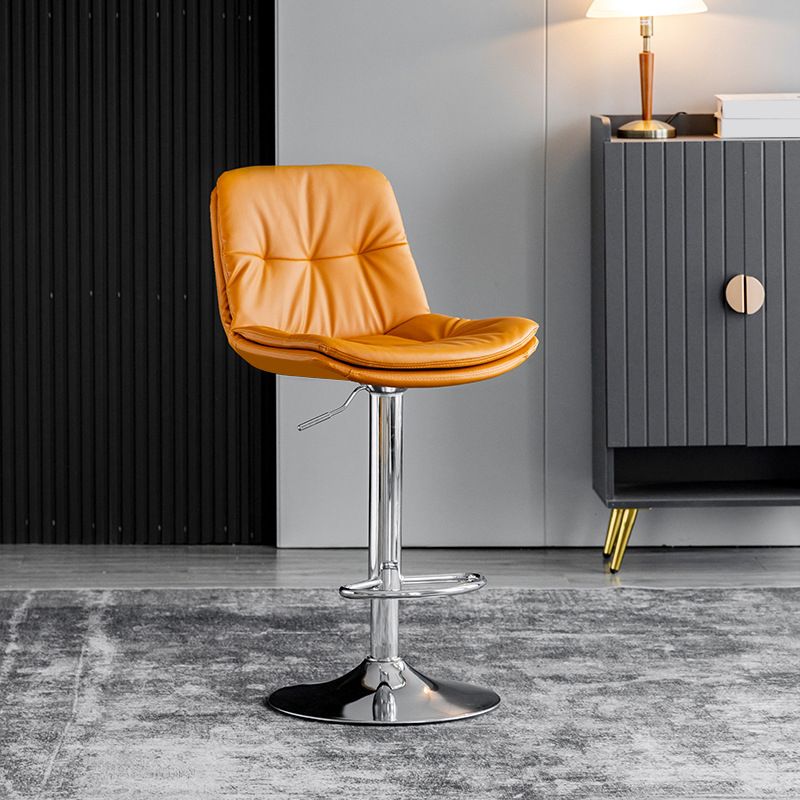 Sgabello da bar scandinavo in metallo, ecopelle, con schienale basso e base in ferro