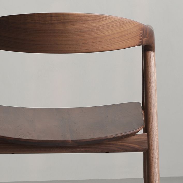 Sedia da pranzo a braccio posteriore in legno di noce interno contemporanea in marrone