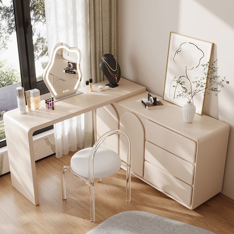 Eigentijdse wit verlichte spiegel slaapkamer met lade ijdelheid kleedtafel